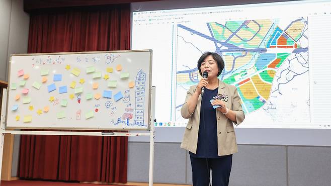 ▲ 신계용 과천시장이 지난달 10일 시청 대강당에서 열린 주암지구 신혼희망타운 입주예정자 간담회에서 인사말을 하고있다. /사진제공=과천시