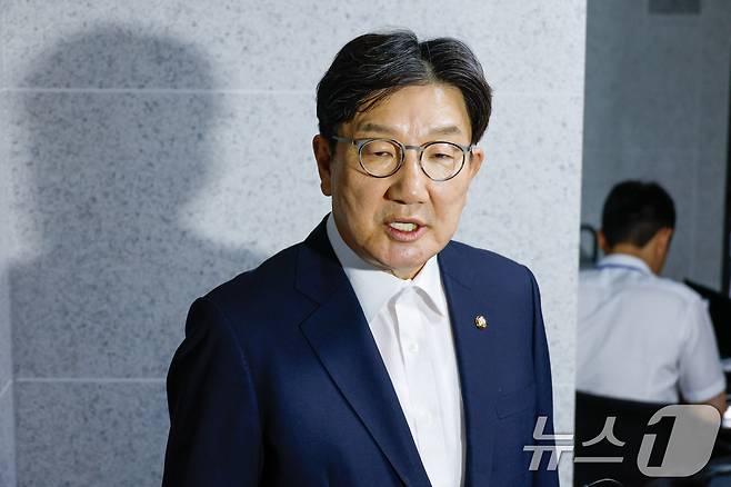 권성동 국민의힘 의원이 18일 서울 여의도 국회 의원회관 자신의 의원실 앞에서 김건희 특검의 '건진법사-통일교 의혹' 압수수색 관련 입장을 밝히고 있다. 2025.7.18/뉴스1 ⓒ News1 안은나 기자