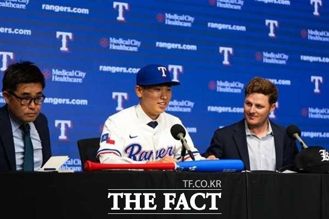 광주일고 3학년 투수 김성준이 텍사스 레인저스와 입단 계약을 맺은 뒤 기자회견을 갖고 있다. /리코스포츠에이전시
