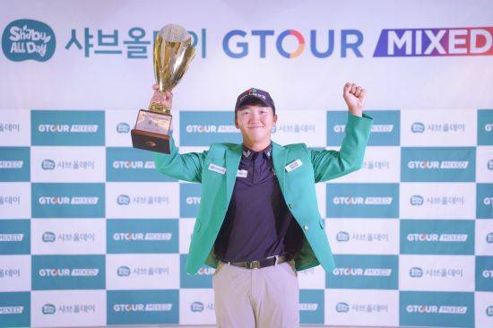김홍택이 샤브올데이 G투어 믹스드 2차 대회에서 정상에 오른 뒤 트로피를 들고 기뻐하고 있다. 사진제공=골프존