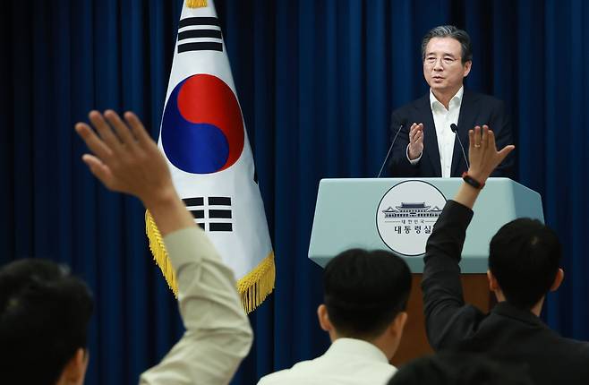 김용범 대통령실 정책실장이 7월 31일 서울 용산 대통령실 청사에서 한미 관세 협상 타결 관련 브리핑 뒤 취재진의 질문을 받고 있다./연합뉴스