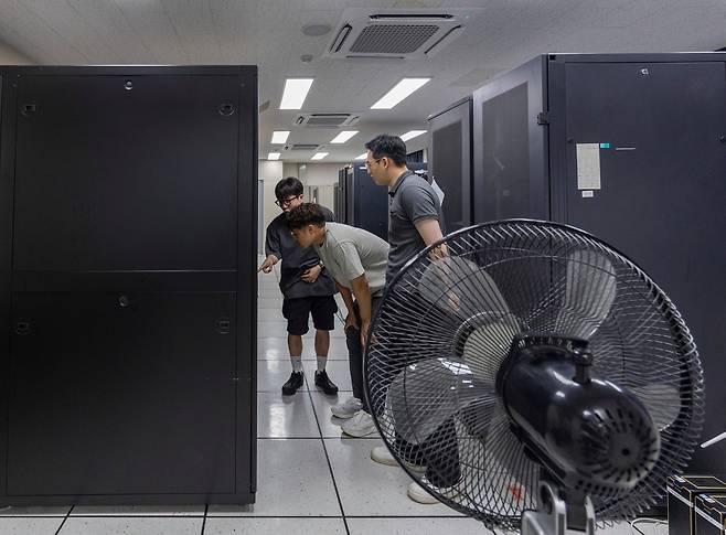 2025년 7월 23일 서울 관악구 서울대학교 한 서버실. 서버용 냉각기가 아닌 일반 에어컨과 선풍기로 서버를 식히고 있는 모습. /김지호 기자