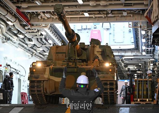 천자봉함에 탑재 중인 K-9 자주포(자료사진) ⓒ국방부