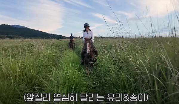 제주에서 말을 타고 있는 소녀시대 유리(35)./사진=유튜브 '권유리' 캡처