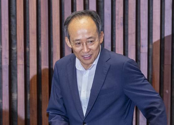 국민의힘 추경호 의원이 4일 국회에서 열린 의원총회에 입장하고 있다. 연합뉴스