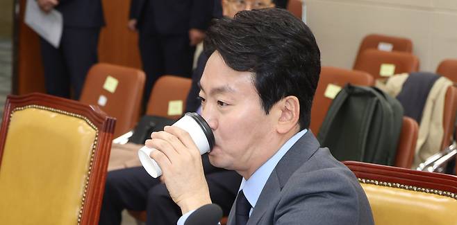 박장범 KBS 사장 후보자가 지난해 11월20일 오전 서울 여의도 국회 과학기술정보방송통신위원회에서 열린 인사청문회에 앞서 음료를 마시고 있다. /뉴시스