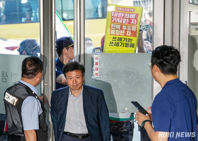 전하규 국방부 대변인이 12일 서울 서초구에 마련된 이명현 순직해병 특검팀 사무실로 참고인 조사를 받기 위해 출석하고 있다.