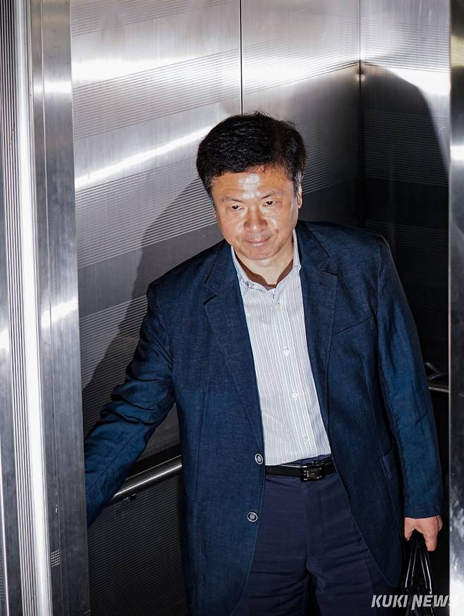 전하규 국방부 대변인이 12일 서울 서초구에 마련된 이명현 순직해병 특검팀 사무실로 참고인 조사를 받기 위해 출석하고 있다.