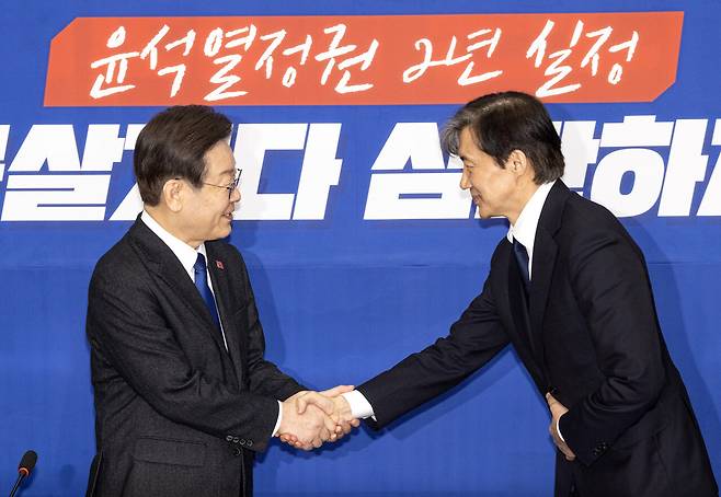 2024년 3월5일 이재명 더불어민주당 대표가 취임 인사를 하기 위해 예방한 조국 조국혁신당 대표와 악수하고 있다. ⓒ시사IN 조남진