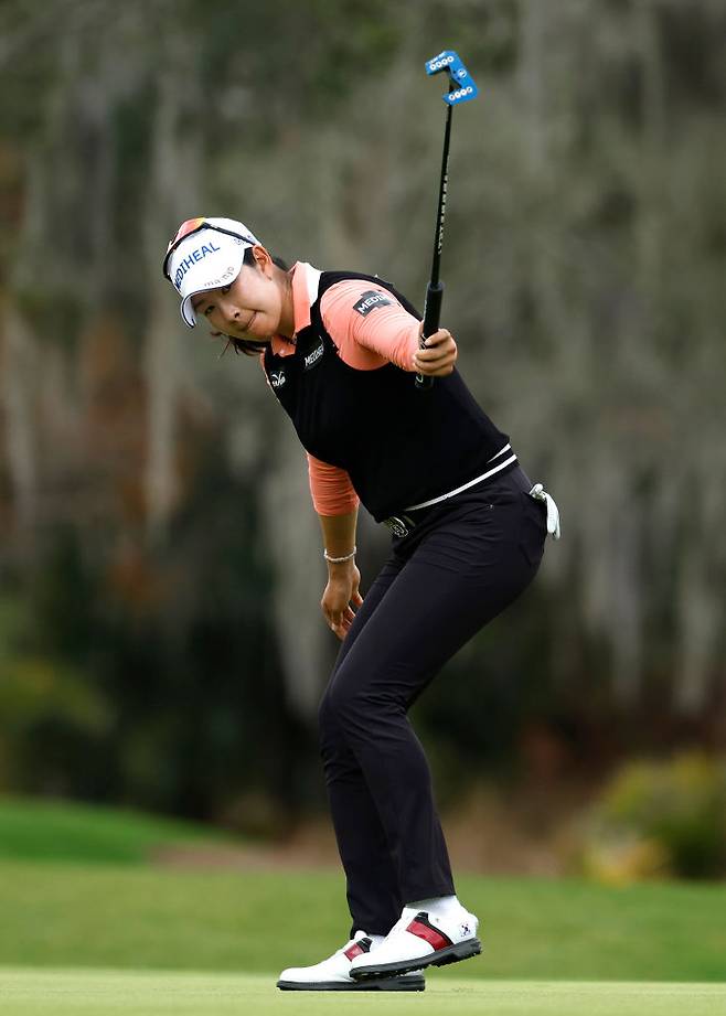 김아림이 지난 2월 미국 플로리다주 올랜도의 레이크 노나 골프&컨트리클럽에서 열린 LPGA 투어 시즌 개막전 힐튼 그랜드 배케이션스 토너먼트 오브 챔피언스 최종라운드에서 잭 니클라우스를 연상시키는 퍼팅 세리머니를 펼치고 있다. |게티이미지