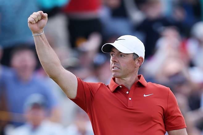 로리 매킬로이가 지난달 20일 열린 디오픈 3라운드 도중 12번 홀에서 이글 퍼트를 성공시킨 뒤 주먹을 불끈 쥐어보이고 있다. 게티이미지코리아