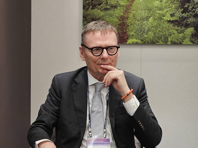 인터뷰하는 제임스 로빈슨 미국 시카고대 교수 (서울=연합뉴스) 송정은 기자 = 노벨 경제학 수상자인 제임스 로빈슨 미국 시카고대 교수가 12일 연합뉴스 등과 인터뷰하고 있다. 2025.8.12 sje@yna.co.kr