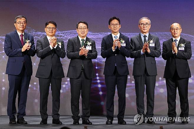 정부-이통사 AI 투자협력 선언 (서울=연합뉴스) 강민지 기자 = 12일 서울 중구 웨스틴 조선 서울에서 열린 '정부-이통사 AI 투자협력 선언식'에서 참석자들이 기념촬영을 하고 있다. 왼쪽부터 유지상 KIF투자조합 투자운영위원장, 이철훈 LG유플러스 부사장, 유영상 SK텔레콤 대표이사, 배경훈 과학기술정보통신부 장관, 김영섭 KT 대표이사, 송재성 한국통신사업자연합회 상근부회장. 2025.8.12 mjkang@yna.co.kr