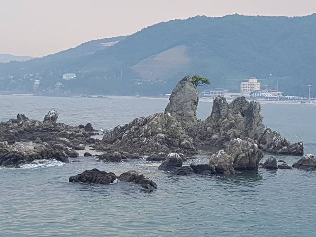 양남면 수렴항의 군함바위와 바위섬.