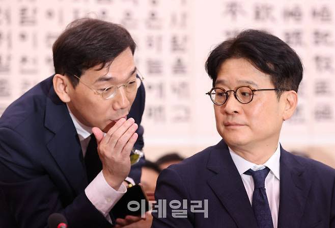 이창수(오른쪽) 당시 서울중앙지검장이 지난해 10월 18일 오전 서울 여의도 국회에서 열린 법제사법위원회의 서울고등검찰청 등에 대한 국정감사에 출석해 조상원 당시 서울중앙지검 4차장 검사와 대화하고 있다. (사진=노진환 기자)