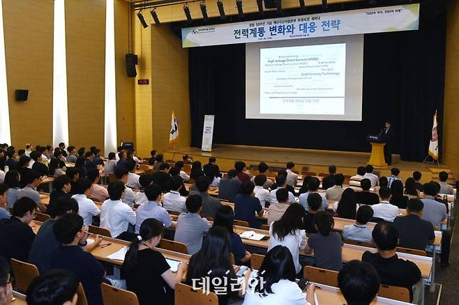 한국전력기술은 지난 12일 김천 본사에서 고려대학교 전기전자공학부 장길수 교수를 초청해 '전력계통 변화와 대응 전략' 세미나를 개최했다.ⓒ한전기술