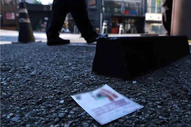 지난해 10월24일 오전 서울 용산 대통령실 청사 인근 거리에 북한 쓰레기 풍선을 통해 살포된 것으로 추정되는 전단이 떨어져 있다. 북한이 24일 새벽에 대남 쓰레기 풍선 약 20개를 부양했고 수도권에서 10여개의 낙하물을 확인했다고 합동참모본부가 이날 밝혔다. 연합뉴스