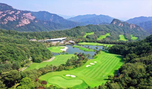 올해 KLPGA 투어 메디힐·한국일보 챔피언십이 경기 포천시에 위치한 몽베르 컨트리클럽에서 14일부터 나흘 동안 열린다. 사진은 싱그러운 초록이 가득한 몽베르 컨트리클럽. 왕태석 선임기자