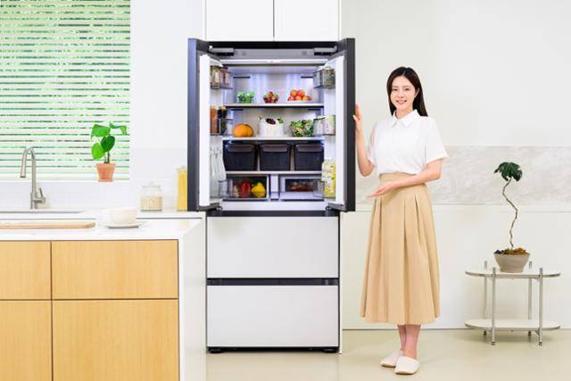 삼성전자가 13일 키친핏 맥스 디자인과 강화된 김치 숙성·저장 성능을 갖춘 비스포크 AI 김치플러스 키친핏 맥스 김치냉장고 신제품을 출시한다고 밝혔다. 삼성전자 모델이 비스포크 AI 김치플러스 키친핏 맥스 김치냉장고 신제품을 소개하고 있다. 삼성전자 제공