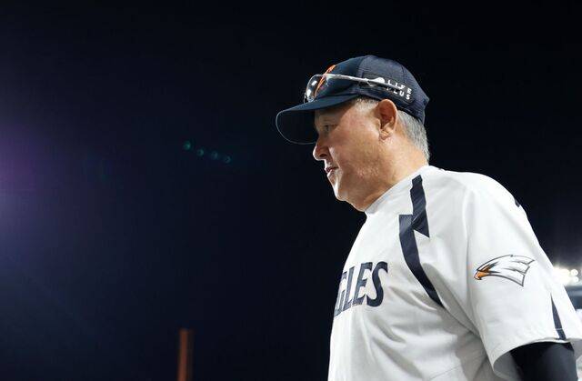 더그아웃에서 경기를 지켜보고 있는 김경문 한화 감독은 이날 KBO리그 역대 세 번째로 1000승 감독이 됐다. 연합뉴스