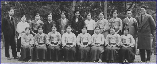 1920년대 콜튼 교장 당시의 고등과 졸업반. 기전여고 제공