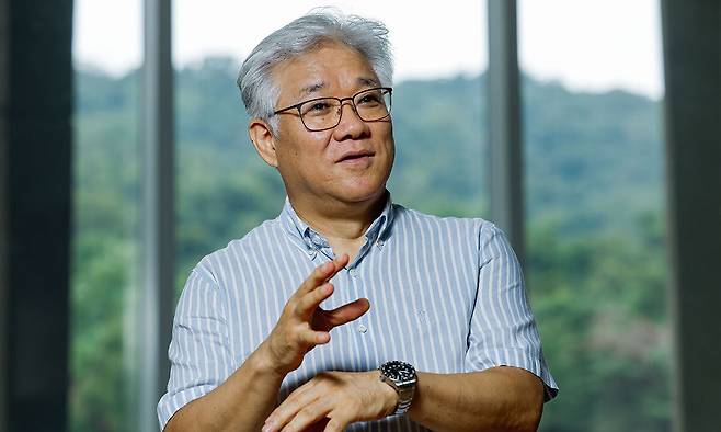 지난 11일 서울 남산 국립극장에서 만난 세계적인 성악가 연광철이 자신의 음악 인생과 독주회 무대에 대해 이야기하고 있다. 연광철은 “저는 그냥 열심히 살아가는 음악가이고, 무대에서 제 역할을 다해낸 가수”라고 했다. 최상수 기자