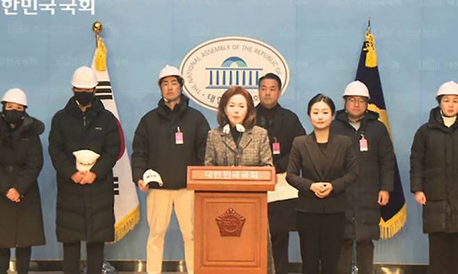 김정현(뒷줄 왼쪽 네 번째) 반공청년단 대표가 지난 1월 9일 오후 국회 소통관에서 기자회견을 했다. 기자회견장은 김민전 국민의힘 의원이 사용할 수 있도록 해줬다. 국회 홈페이지 갈무리