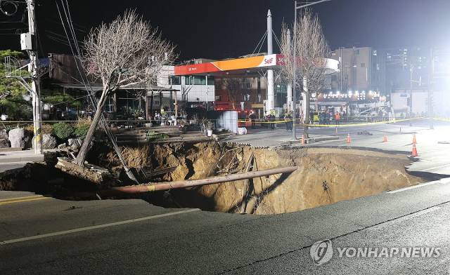 강동구 명일동 싱크홀 사고 현장. 연합뉴스