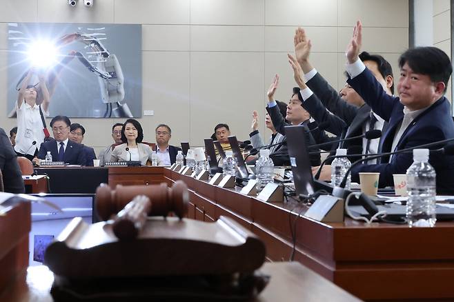 7월7일 국회 과학기술정보방송통신위원회 전체회의에서 여당 위원들이 공영방송 지배구조 개편을 골자로 하는 '방송 3법'에 대해 찬성 표결하고 있다. ⓒ연합뉴스