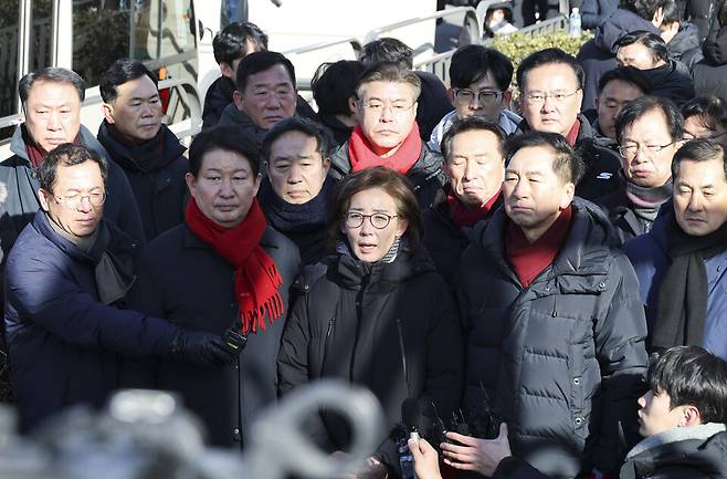 윤석열 전 대통령에 대한 2차 체포영장을 집행한 1월15일 오전 서울 용산구 한남동 관저 앞에서 국민의힘 의원들이 기자회견을 열고 있다. ⓒ 시사저널 박정훈