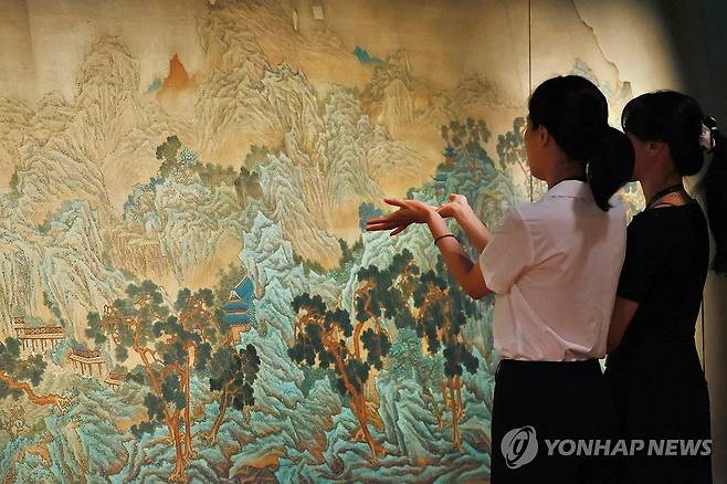 '영원한 삶을 바라다' 삼선관파도 (서울=연합뉴스) 진연수 기자 = 13일 서울 종로구 국립고궁박물관에서 열린 개관 20주년 맞이 특별전 '창덕궁의 근사(謹寫)한 벽화' 언론 간담회에서 참석자들이 이상범의 '삼선관파도'를 살펴보고 있다.
이번에 공개되는 벽화 6점은 비단에 그린 후 종이로 배접하고, 이를 벽에 부착하는 형태의 부벽화(付壁畵)다. 벽에 직접 그린 그림과는 다르다. 각각의 높이는 180∼214㎝, 너비는 525∼882㎝로, 모두 국가등록문화유산이다. 2025.8.13 jin90@yna.co.kr