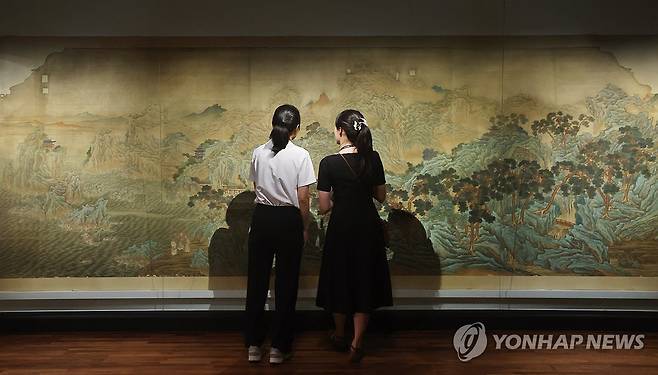 이상범 '삼선관파도' 공개 (서울=연합뉴스) 진연수 기자 = 13일 서울 종로구 국립고궁박물관에서 열린 개관 20주년 맞이 특별전 '창덕궁의 근사(謹寫)한 벽화' 언론 간담회에서 참석자들이 이상범의 '삼선관파도'를 살펴보고 있다.
이번에 공개되는 벽화 6점은 비단에 그린 후 종이로 배접하고, 이를 벽에 부착하는 형태의 부벽화(付壁畵)다. 벽에 직접 그린 그림과는 다르다. 각각의 높이는 180∼214㎝, 너비는 525∼882㎝로, 모두 국가등록문화유산이다. 2025.8.13 jin90@yna.co.kr