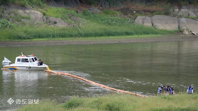 대청호 문의와 회남수역에 조류경보 경계 단계가 발령됐다. 사진은 녹조발생 전 차단막 설치 훈련 모습. (사진=중도일보DB)