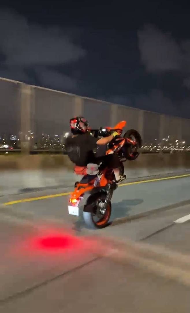 앞바퀴를 들고 서울 도심을 질주하는 폭주족 (사진출처: 서울 성동경찰서)