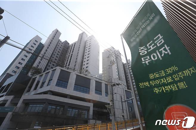 서울 시내의 한 미분양 아파트 분양 사무소 앞에 현수막이 게시돼 있다. (자료사진)/뉴스1 ⓒ News1 이승배 기자