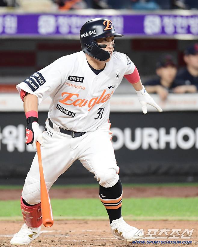 12일 대전 한화생명 볼파크에서 열린 한화 이글스와 롯데 자이언츠의 경기. 3회말 선두타자 안타를 날리고 있는 한화 손아섭. 대전=송정헌 기자songs@sportschosun.com/2025.08.12/