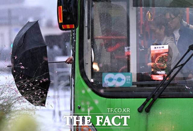 민영제로 운영되는 마을버스 업체들은 환승체계로 인해 적자가 누적되고 있어 재정지원액을 상향해야 한다고 주장한다./이새롬 기자