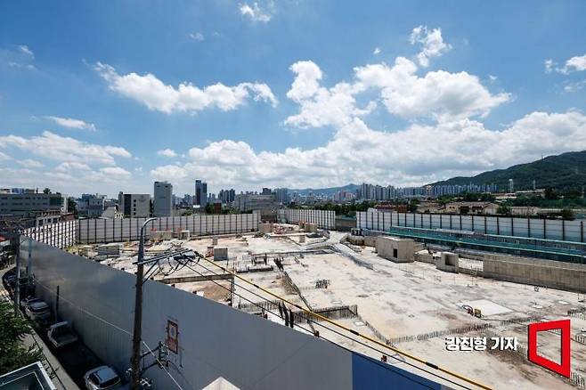 대구 남구 대명동 아파트 건설 현장에서 공사가 중단돼 있다. 강진형 기자