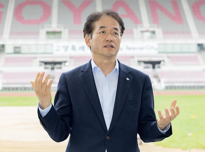 이동환 경기 고양시장이 12일 고양종합운동장에서 동아일보의 질문에 답하고 있다. 이 시장은 “고양시를 천만이 찾는 세계적인 공연 거점 도시로 도약시키겠다”고 밝혔다. 고양시 제공