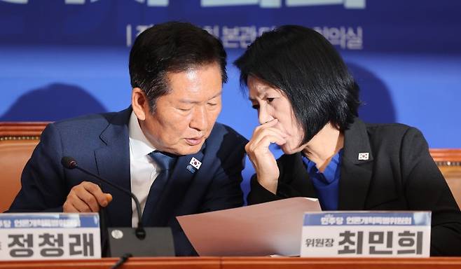 정청래 더불어민주당 대표가 14일 오후 서울 여의도 국회에서 열린 '국민주권 언론개혁 특별위원회 출범식 및 1차 회의'에서 최민희 특위 위원장과 대화하고 있다. 뉴시스