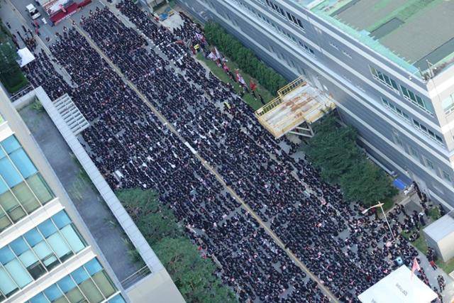 성과급 지급 방식 견해 차로 사측과 갈등을 겪고 있는 SK하이닉스 노조 조합원들이 결의대회를 열고 있다. 사회관계망서비스(SNS) 캡처