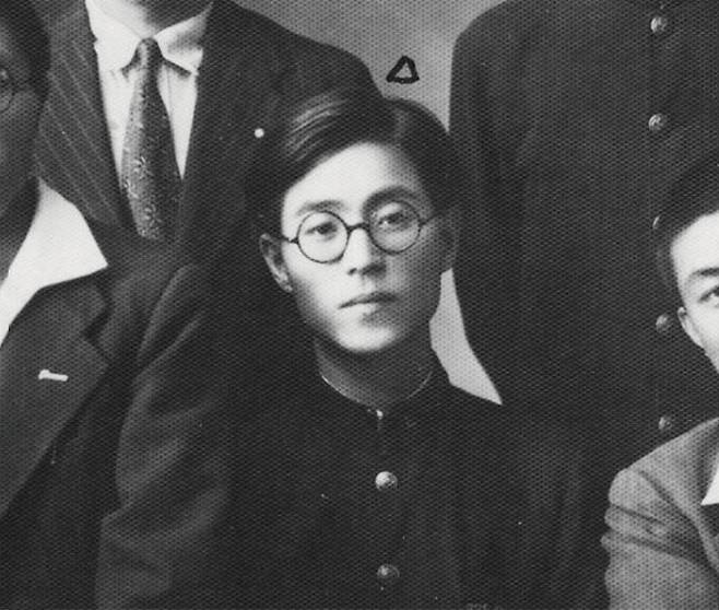 일본 유학 첫해, 여름방학에 귀향한 송몽규(윤동주와 함께·사진 일부 확대), 1942, 작가 미상