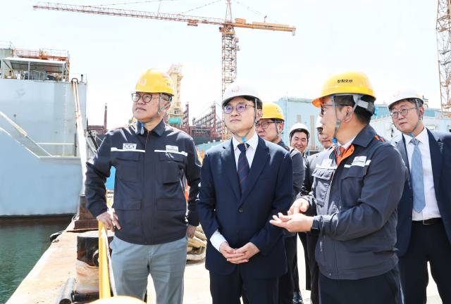 김정관(왼쪽 두 번째) 산업통상자원부 장관이 14일 경남 거제시 한화오션 조선소를 방문해 현장을 둘러보고 있다. 사진=산업부