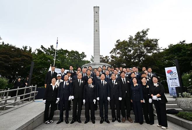▲ 유정복 인천시장이 제80주년 광복절을 맞은 15일 미추홀구 수봉공원 현충탑에서 참배를 마치고 참석자들과 기념사진을 촬영하고 있다. /사진제공=인천시