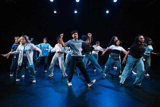 지난달 19일 미국 메릴랜드주 베데스다 소재 이미지네이션 스테이지 발표회 무대에서 ‘K팝 아카데미’의 초급반 수강생들이 공연하고 있다. 워싱턴한국문화원 제공