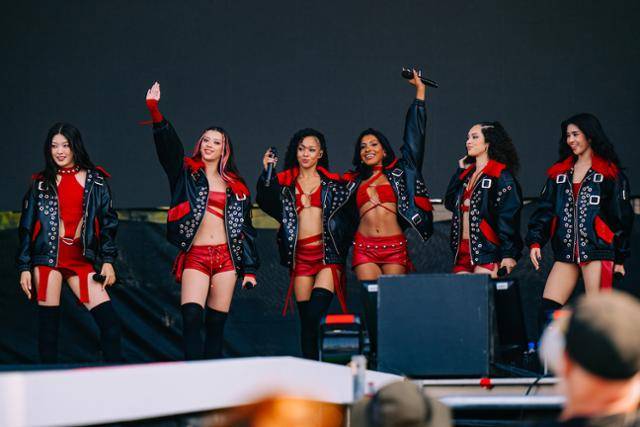 미국 시카고 그랜트파크에서 3일 열린 롤라팔루자 페스티벌에서 공연하는 한미 합작 걸그룹 캣츠아이. 여섯 멤버 중 한국 국적은 단 1명뿐이지만 K팝 기술력으로 기획된 'K팝 그룹'이다. 하이브 제공
