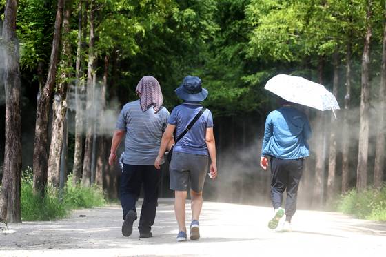 삼복더위를 지나 다시 폭염이 찾아온 15일 대구 남구 고산골 등산로에 쿨링포그가 가동돼 무더위에 지친 시민들의 더위를 식혀주고 있다. 뉴스1