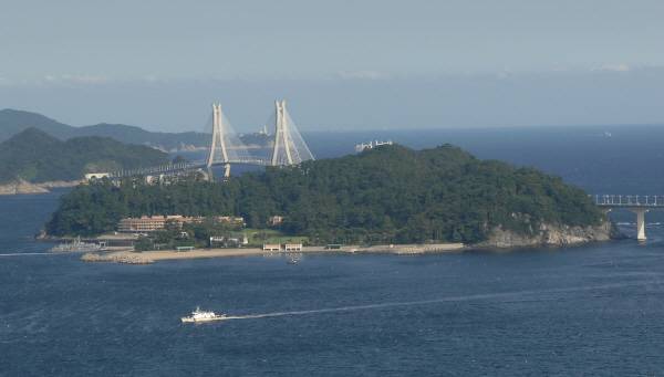 대통령 여름별장인 ‘청해대(靑海臺)’가 있는 경남 거제 저도(猪島)가 16일부터 일반에 재개방된다. 저도는 역대 대통령 여름 휴가지로 자주 이용돼 온 곳으로, 이재명 대통령도 지난 4일부터 8일까지 이 곳에서 하계 휴가를 보내며 정국 구상을 가다듬었다. 저도 전경. 국제신문DB
