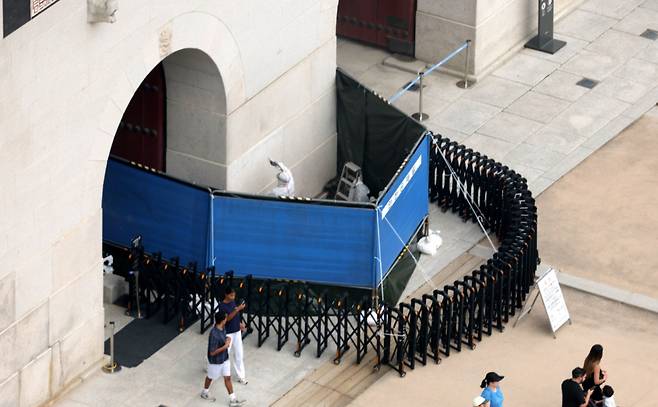 국가유산청 국립고궁박물관 관계자가 11일 오후 낙서로 훼손된 서울 종로구 경복궁 광화문 석축 긴급 복구 작업을 하고 있다./사진=뉴시스