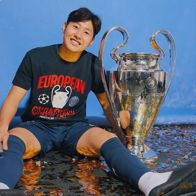 ▲ 이강인의 한 방으로 분위기를 되살린 파리 생제르맹은 후반 추가시간 곤살루 하무스의 헤더로 경기를 원점으로 돌렸다. 이후 승부차기 끝에 토트넘을 꺾은 이들은 창단 55년 만에 첫 UEFA 슈퍼컵 트로피를 품에 안았다. ‘RMC 스포츠’도 “이강인은 토트넘전에서 두 차례 슈팅과 골을 기록하며 파리 생제르맹에 희망을 불어넣었다”고 평가했다. ⓒ 파리 생제르맹